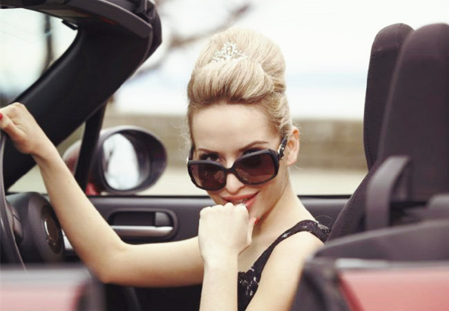 开车戴墨镜究竟有哪些好处,开车戴墨镜注意事项