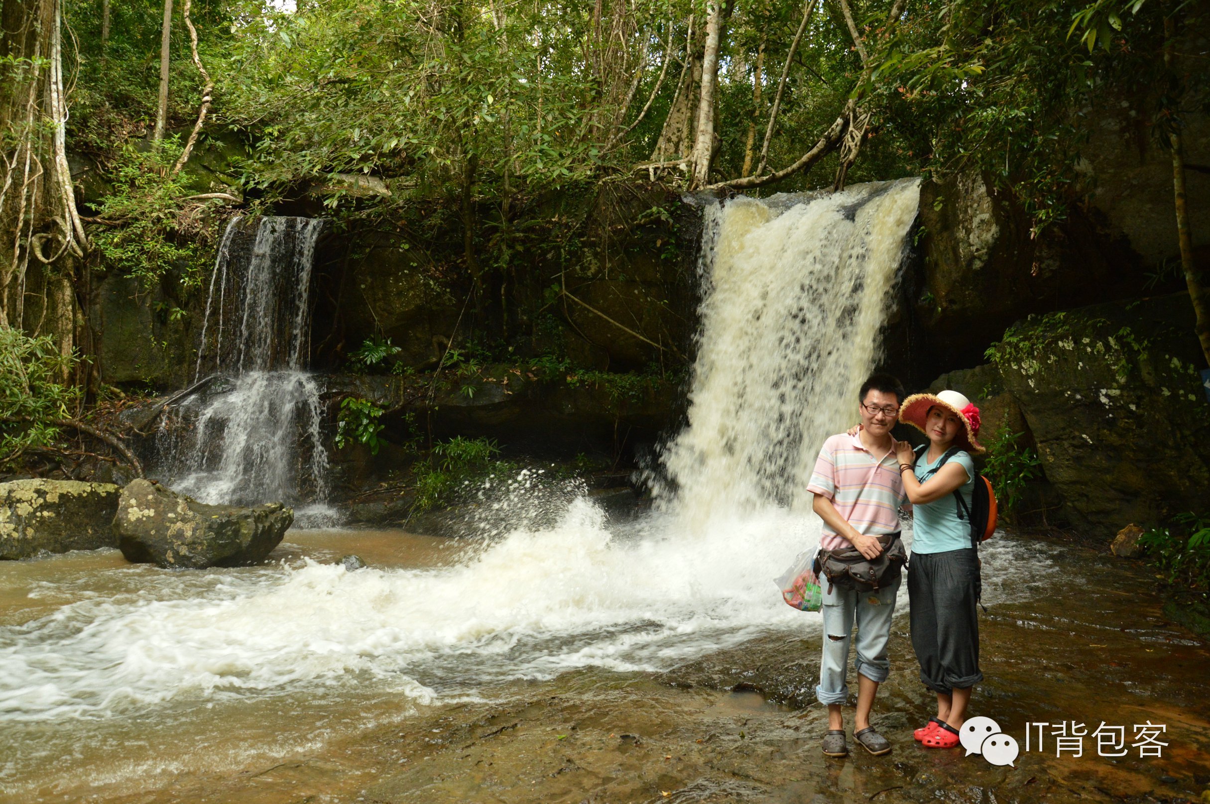 在爱人臂弯先行，窗外小雨滴滴答答，最后的日子也能如此精彩
