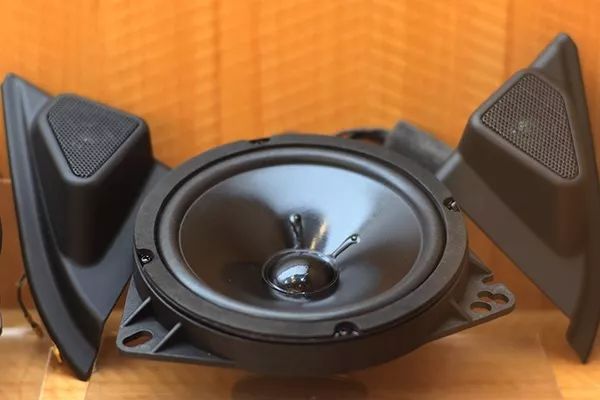 飞歌和阿尔派车机选哪个,十万元的汽车音响