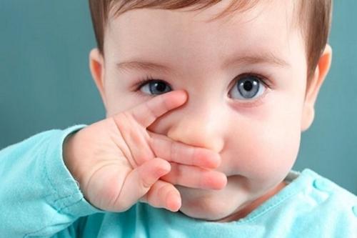 小孩鼻子被鼻屎塞住最快解决方法,冬季小孩干鼻屎堵住能天天清理吗