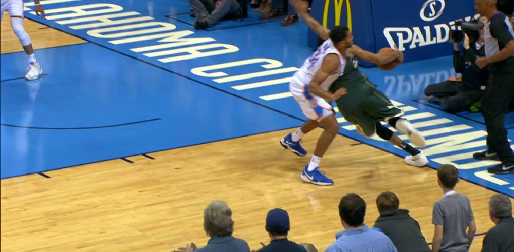 詹姆斯走步绝杀奇才gif,詹姆斯踩线三分绝杀活塞