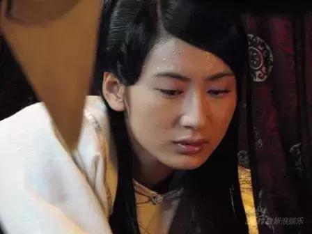 杨幂给她下跪，*点露**陷“三级”风波、雅妓，艳压佟丽娅为何不火？