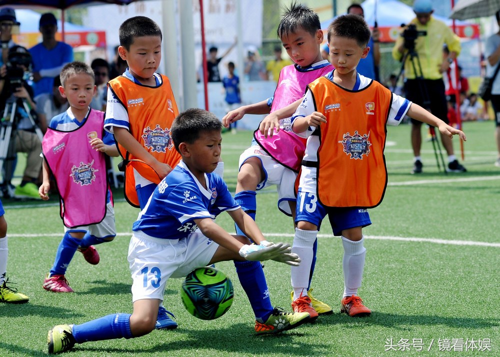 2017镜看体娱与佛山体育的50瞬间｜与巴萨球员偶遇与草根球星并肩