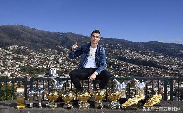 C罗比梅西到底差在哪？不吹也不黑我们用脚说话