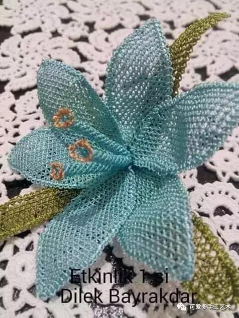 只是用针穿上了线不断绕圈打结，做出来的仿真花竟然比钩的还好看