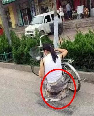 就这么直接插进去，不疼才怪呢，咋就那么猴急呢