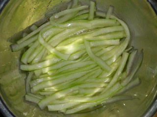 西瓜皮可以凉拌着吃吗,凉拌西瓜皮最好吃的做法