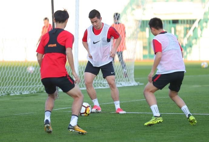 上港迪拜冬训,2020上海上港比赛前训练照片