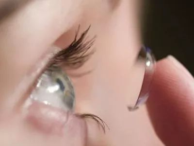 美瞳掉色后怎么清洗,美瞳含水量多少合适能戴多久