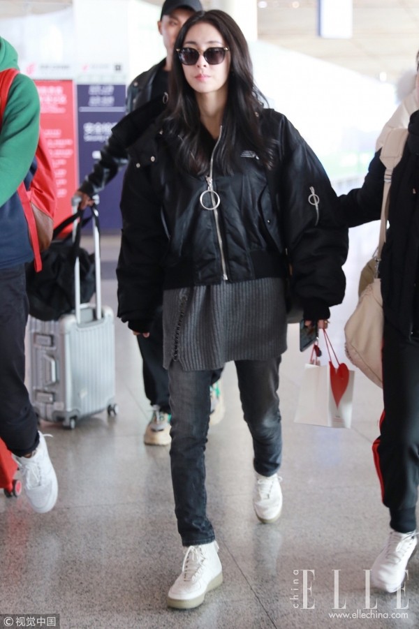 冬天加厚黑色牛仔裤,女生冬天穿黑色牛仔裤配过膝靴