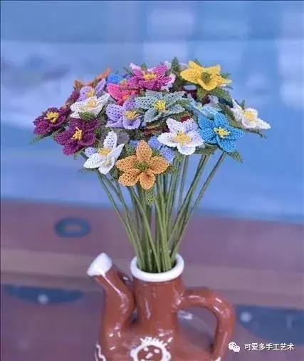 只是用针穿上了线不断绕圈打结，做出来的仿真花竟然比钩的还好看