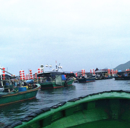 三亚清水湾海滩美食攻略,海南清水湾疍家新村鱼排午餐