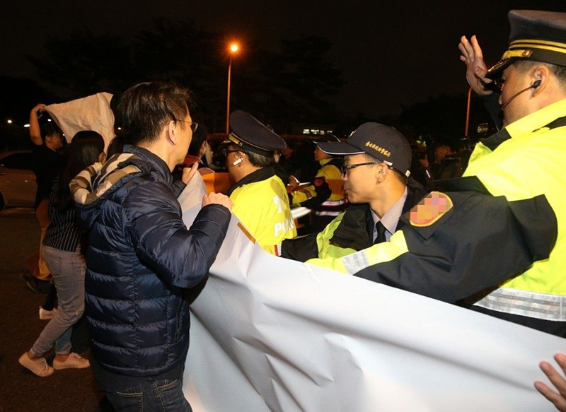 夜宿“立法院”铁链锁大门蔡英文果真会度日如年？