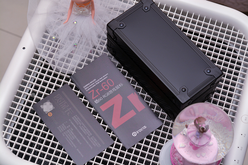 如果说樱桃是买盒子送键盘,那I-ROCKS锆Zr-60算是买盒子送鼠标了