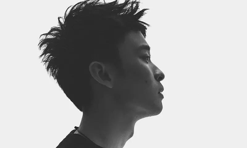 都说他含着娱乐圈金汤勺出生，董子健却说“我只是不愿说忧愁”