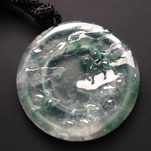 女人戴什么样式的黄金吊坠寓意好,项链吊坠款式是花形代表什么寓意