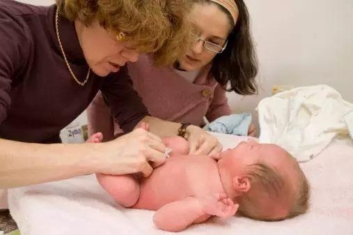 新生儿脐带护理9个步骤,新生儿脐带护理正确步骤