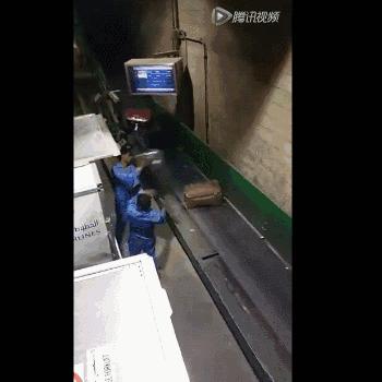 美女血拼五个Coach包带回国,然而,打开行李的一瞬间,啥都没了