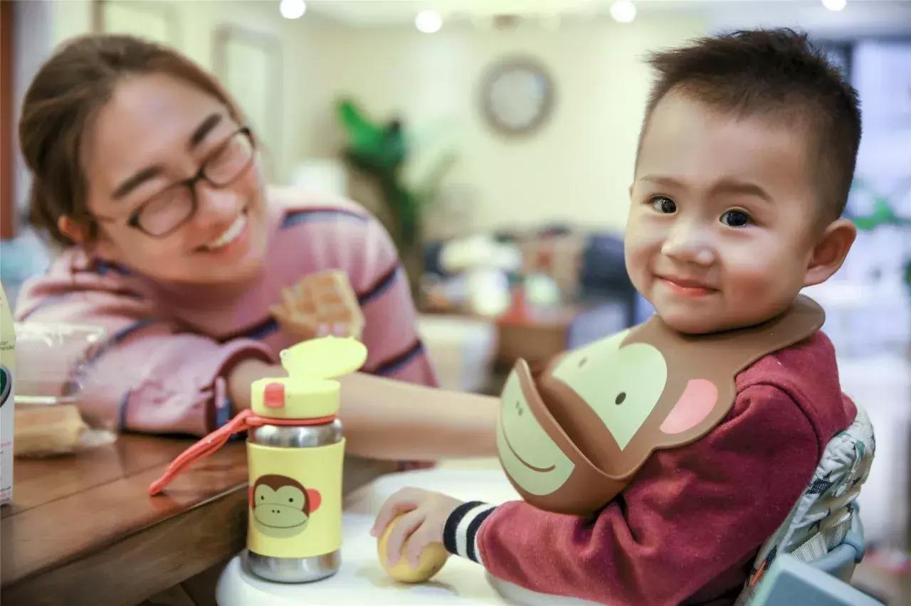 郑州耿直大妞美国开店,包下机舱,签了48个世界知名母婴品牌代理