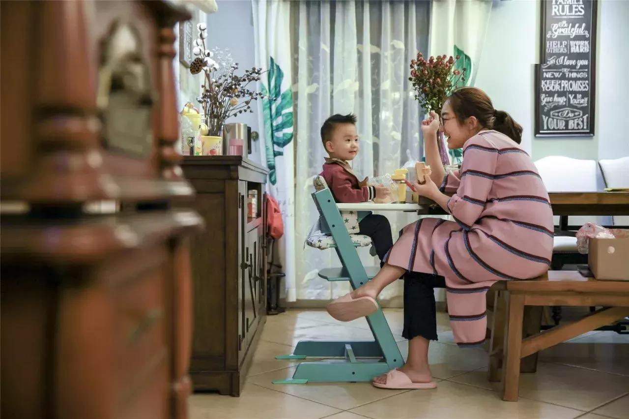 郑州耿直大妞美国开店,包下机舱,签了48个世界知名母婴品牌代理