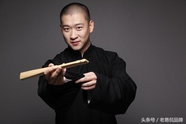 扒高铁车门的女老师扒开了世人的缺失