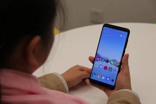 有颜值高性能好的华为手机推荐,百元机华为Nova2S测评