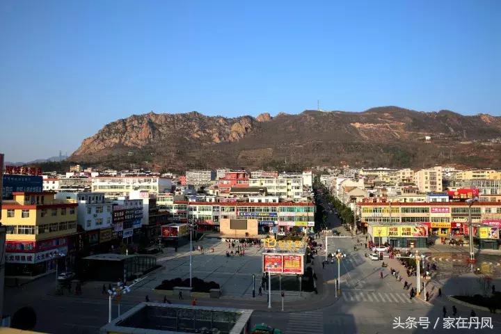 昨天晚上,大家都在广场抬头看一块屏幕!