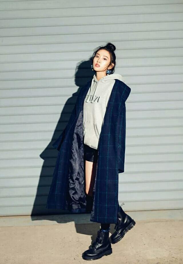 卫衣的七种穿搭马丁靴,时尚穿搭绿色卫衣搭配大码牛仔裤