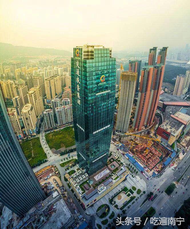 原本热闹的大街如今冷冷清清,现在的商场实体店冷冷清清