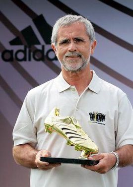 足坛历史欧冠奖杯最多的人是谁,足球世界杯金球奖奖杯