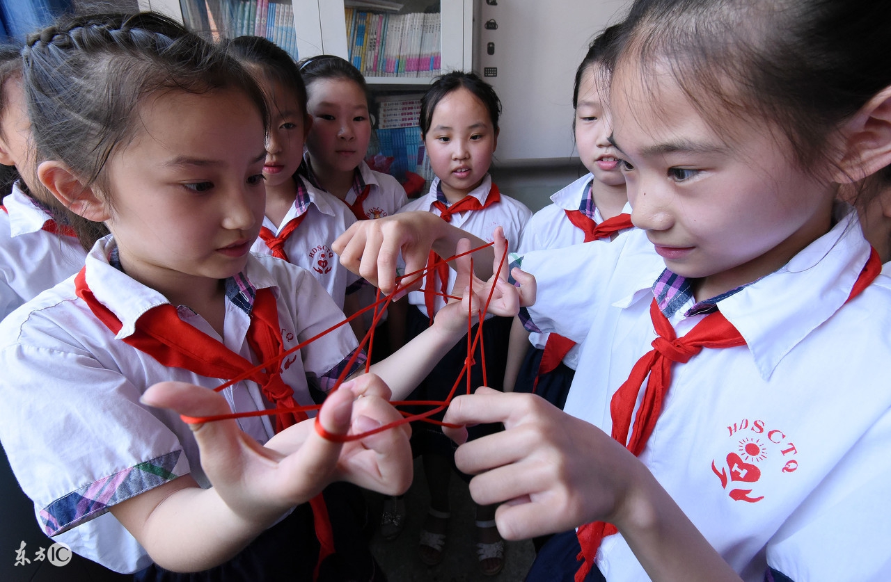 幼儿园户外最新游戏简单爬跳,童年游戏翻花绳慢动作教程