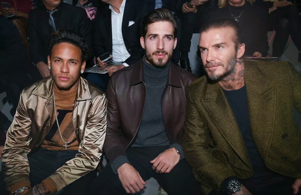 巴黎内马尔首秀,内马尔登陆巴黎穿西装