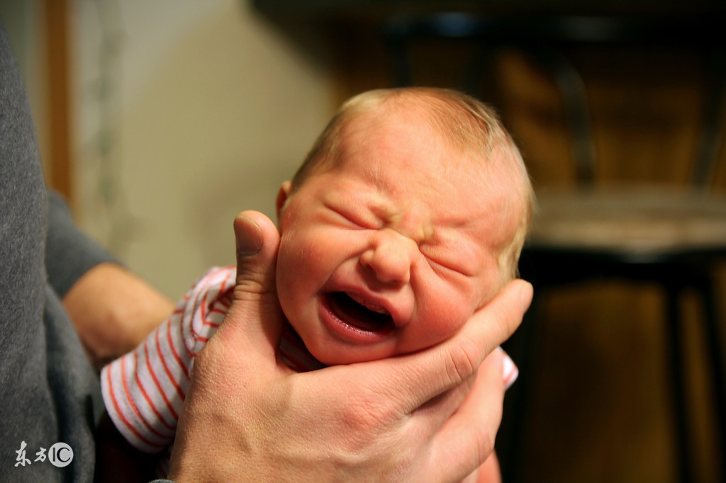 宝宝打嗝怎么办最有效的办法,宝宝打嗝怎么办教你一招解决