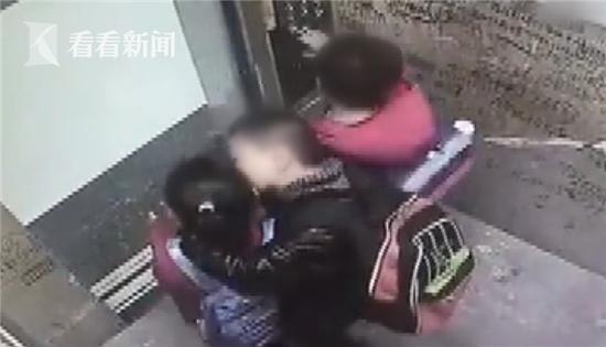 我一定要让强亲女儿的小男孩知道他做了一件耻辱的事