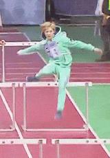 鹿晗踢球实力,网友偶遇鹿晗视频