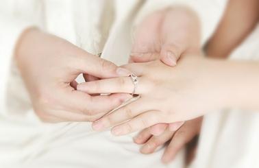 戒指卡太紧拿不出来怎么办,戒指卡在手上取不下来手还肿了