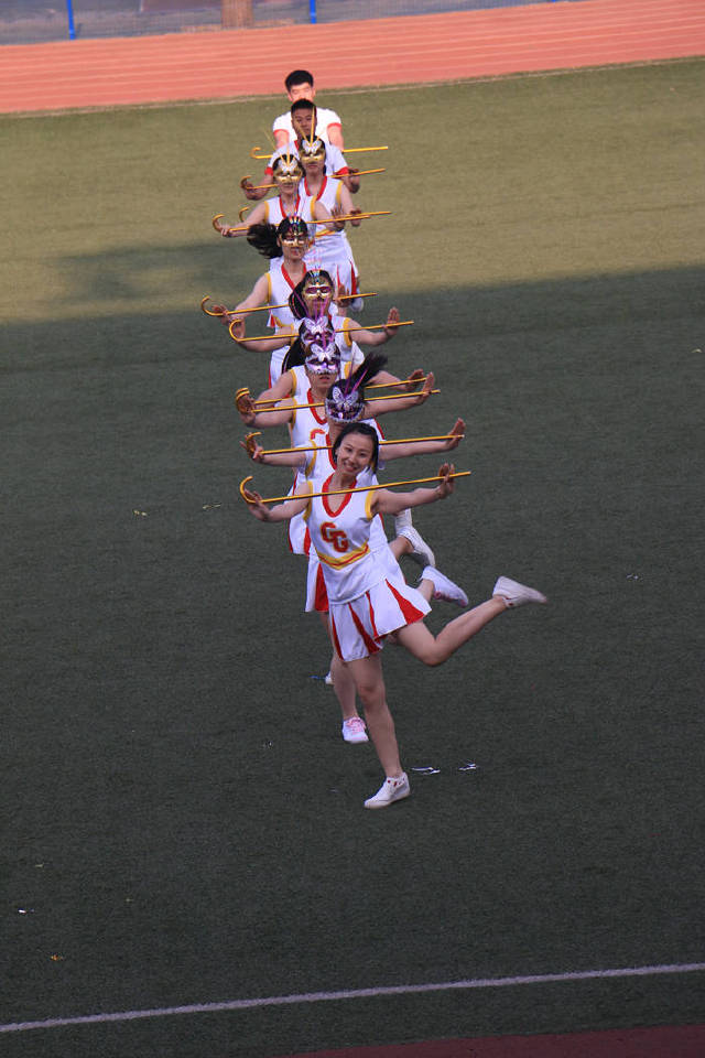 大学啦啦队选拔靠“偶遇”短裙长腿一字马是标配