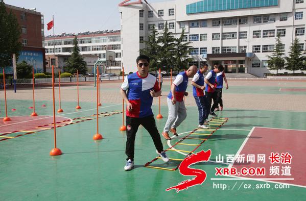 小学足球公开课热身活动,足球公开课放松活动