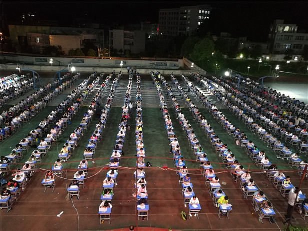 贵州一高中太会“玩”：操场除了可以做操打球原来还能做这个