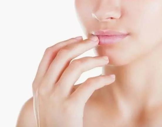 嘴唇一直干裂脱皮使嘴唇变丑,冬季嘴唇开裂最快的解决方法