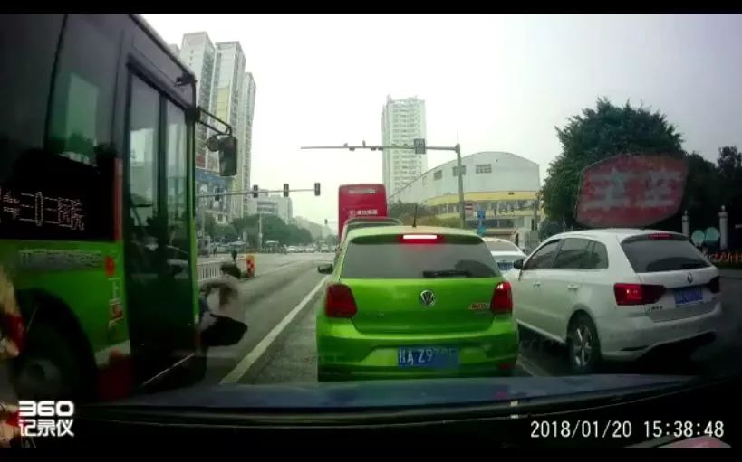 电动车撞到人逃跑算不算肇事逃逸,开电动车撞到人因惊吓逃逸