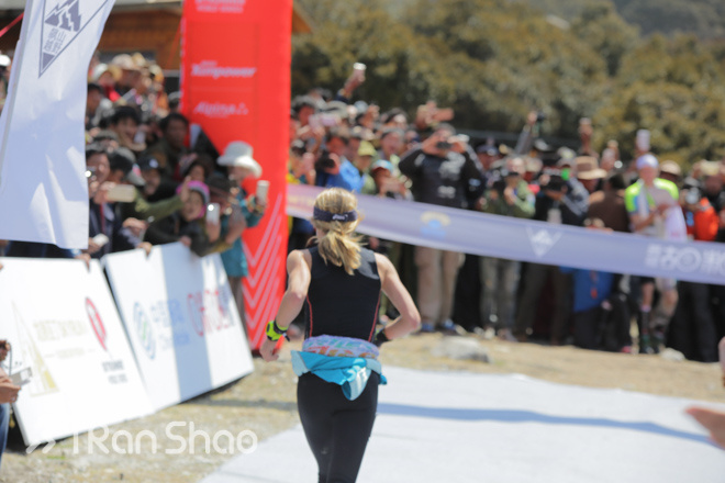 亚丁的三座神山,一群人稻城亚丁风景视频