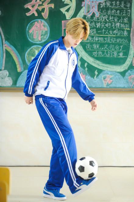 鹿晗踢球实力,网友偶遇鹿晗视频