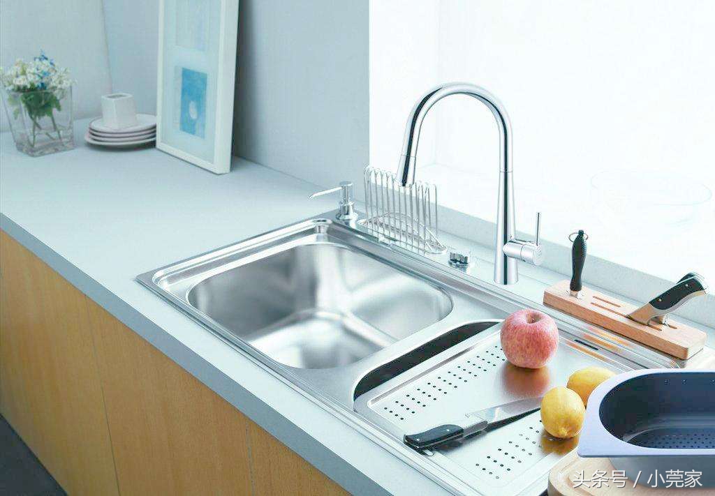 小口水瓶里脏了怎么清理,去除厨房水槽底下霉味的小妙招