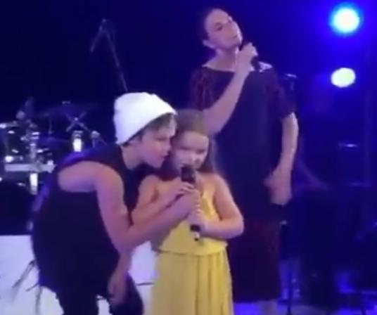 克鲁兹歌迷见面会妹妹小七登台献唱，唱完还不忘鼓掌鼓励自己