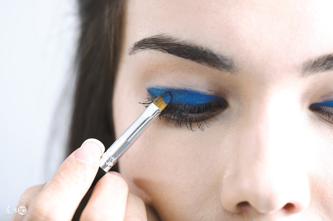 十二时辰眼皮上下跳的预兆详解,右眼皮跳什么情况呀