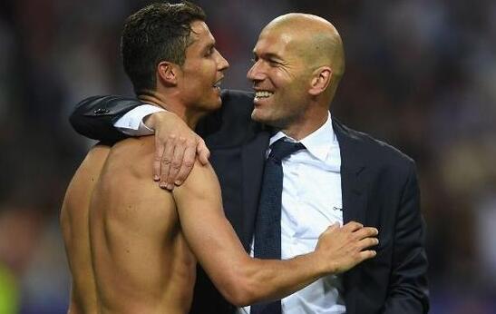 烈士暮年，英雄相惜！06年的齐达内最懂C罗被质疑之痛！