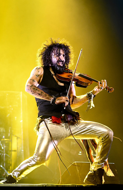 组图“琴魔”艾拉马立肯疯狂炫酷拉！拉！拉！跑跳跪走样样有