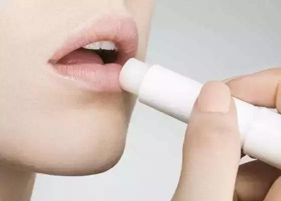 樱桃嘴和香肠嘴怎么涂口红,口红的正确涂法上嘴唇不明显