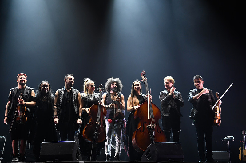 组图“琴魔”艾拉马立肯疯狂炫酷拉！拉！拉！跑跳跪走样样有